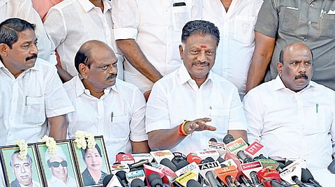 சென்னையில் நேற்று செய்தியாளர்களிடம் பேசிய முன்னாள் முதல்வர் ஓ.பன்னீர்செல்வம். | படம்: எஸ்.சத்தியசீலன் |