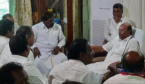 தைலாபுரத்தில் நடைபெற்ற பாமக மாவட்டச் செயலாளர்கள் கூட்டத்தில் அக்கட்சியின்  நிறுவனர் ராமதாஸ் பேசினார்