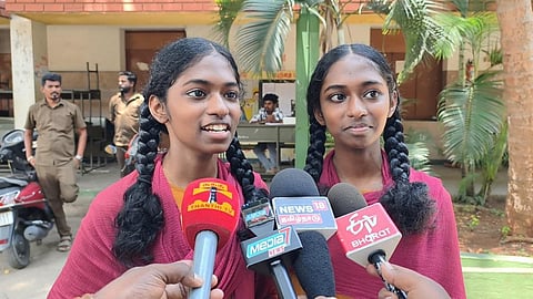 10-ம் வகுப்பு தேர்வில் ஒரே மதிப்பெண் பெற்ற இரட்டை சகோதரிகள்!