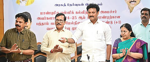 சென்னை டிபிஐ வளாகத்தில் உள்ள அரசு தேர்வுகள் இயக்குநர் அலுவலகத்தில் பத்தாம் வகுப்பு பொதுத் தேர்வு முடிவுகளை பள்ளி கல்வித்துறை அமைச்சர் அன்பில் மகேஸ் நேற்று வெளியிட்டார். படம்: எஸ்.சத்தியசீலன்