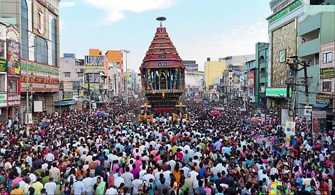 காஞ்சிபுரம் வரதராஜ பெருமாள் கோயில் பிரம்மோற்சவ தோரோட்டத்தில் திரளான பக்தர்கள் கலந்துகொண்டு சாமி தரிசனம் செய்தனர். 