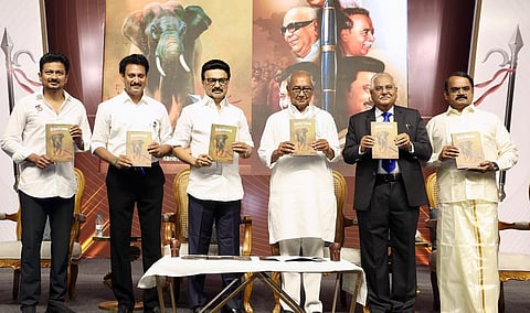 பள்ளிக் கல்வித்துறை அமைச்சர் அன்பில் மகேஸ் எழுதிய “தேசிய கல்விக்கொள்கை-2020 எனும் மதயானை” நூலை அண்ணா நூற்றாண்டு நூலக வளாகத்தில் நேற்று நடைபெற்ற நிகழ்ச்சியில் முதல்வர் மு.க.ஸ்டாலின் வெளியிட்டார். உடன், துணை முதல்வர் உதயநிதி, இஸ்ரோ முன்னாள் விஞ்ஞானி மயில்சாமி அண்ணாதுரை, மத்திய பிரதேச முன்னாள் முதல்வர் திக் விஜய்சிங், உச்​ச நீ​தி​மன்ற முன்னாள் நீதிபதி வெ.கோபால கவுடா.