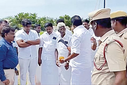 ஆவுடையார்கோவில் அருகே அரசு விழாவில் அரிவாளுடன் வாக்குவாதத்தில் ஈடுபட்ட திமுக முன்னாள் எம்எல்ஏ உதயம் சண்முகம்.