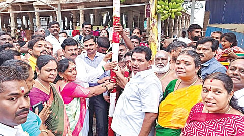 திருச்செந்தூர் சுப்பிரமணிய சுவாமி கோயில் கும்பாபிஷேகத்தை முன்னிட்டு நேற்று நடைபெற்ற யாகசாலை பூமி பூஜை மற்றும் பந்தல்கால் நடும் விழாவில் பங்கேற்ற அமைச்சர் அனிதா ஆர்.ராதாகிருஷ்ணன், தூத்துக்குடி மாவட்ட  ஆட்சியர் க.இளம்பகவத் உள்ளிட்டோர்.