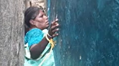 2 வீடுகளுக்கு இடையே சிக்கிய மூதாட்டி: 3 மணி நேரம் போராடி தீயணைப்பு துறையினர் மீட்பு