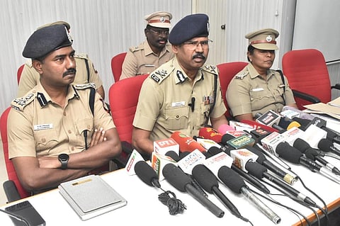 டிஐஜி சசிமோகன், மேற்கு மண்டல ஐஜி செந்தில்குமார், மற்றும் ஈரோடு எஸ்பி சுஜாதா (இடமிருந்து வலமாக)