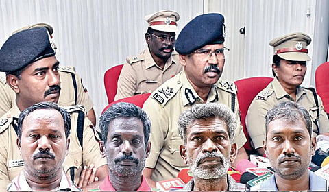 ஈரோடு எஸ்.பி. அலுவலகத்தில் நேற்று செய்தியாளர்களுக்கு பேட்டியளித்த மேற்கு மண்டல ஐ.ஜி. செந்தில்குமார், உடன், டிஐஜி சசிமோகன், ஈரோடு எஸ்.பி. சுஜாதா. (உள்படம்) கொலை வழக்கில் கைது செய்யப்பட்டுள்ள ஆச்சியப்பன், மாதேஸ்வரன், ரமேஷ், ஞானசேகரன்.