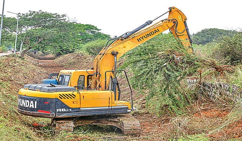 தஞ்சாவூர் அருகே கோடியம்மன் கோயில் பகுதியில் செல்லும் வாழைப்பூ வடிகால் வாய்க்காலில் நடைபெற்ற தூர் வாரும் பணி.  | படம்: ஆர்.வெங்கடேஷ் |