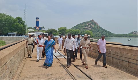மேட்டூர் அணை வலது கரை பகுதியில் மாவட்ட ஆட்சியர் பிருந்தா தேவி நேரில் பார்வையிட்டு ஆய்வு செய்தார்.