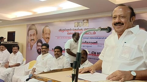விழுப்புரத்தில் நடைபெற்ற தெற்கு மாவட்ட திமுக செயற்குழுக் கூட்டத்தில் பேசிய வேளாண்மைத் துறை அமைச்சர் எம்ஆர்கே பன்னீர்செவ்லம். அருகில் முன்னாள் அமைச்சர் பொன்முடி உள்ளிட்டோர்.