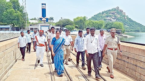மேட்டூர் அணை வலது கரை பகுதியில் நேற்று ஆய்வு மேற்கொண்ட சேலம் ஆட்சியர் பிருந்தா தேவி மற்றும் அதிகாரிகள் உள்ளிட்டோர்.