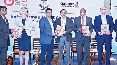 தென்னிந்திய வர்த்தக மற்றும் தொழில்சபை சார்பில் இந்தியா - ஜெர்மன் நாடுகளுக்கு இடையேயான குறு, சிறு மற்றும் நடுத்தர தொழில் நிறுவனங்கள் துறை (எம்எஸ்எம்இ) குறித்த கருத்தரங்கம் சென்னை தேனாம்பேட்டையில் நேற்று நடைபெற்றது. இதில் ‘இந்தோ-ஜெர்மன்’ எம்எஸ்எம்இ உறவுகளை வலுப்படுத்தும் ஆய்வறிக்கையை தமிழக அரசின் எம்எஸ்எம்இ துறை செயலர் அதுல் ஆனந்த் வெளியிட்டார். ஜெர்மனி தூதரக அதிகாரி கேத்ரின் மிசெரா லாங், தென்னிந்திய வர்த்தக மற்றும் தொழில் சபையின் துணைத் தலைவர் வி.என்.சிவசங்கர், பி.எம்.டபிள்யூ (இந்தியா) நிர்வாக இயக்குநர் தாமஸ் டோஸ், பிவிஎம்டபிள்யூ (இந்தியா) இயக்குநர் டேனியல் ராஜா உள்ளிட்டோர் பங்கேற்றனர். | படம்: எஸ்.சத்தியசீலன் |