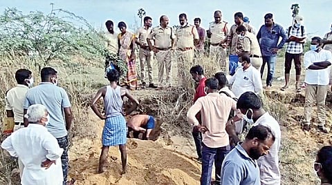 காஞ்​சிபுரம் பாலாற்​றில் புதைக்​கப்​பட்ட சிறு​வனின் சடலத்தை தோண்​டி​எடுத்​து, விசா​ரணை நடத்​தும் ஆந்​திர மாநில போலீஸார்.