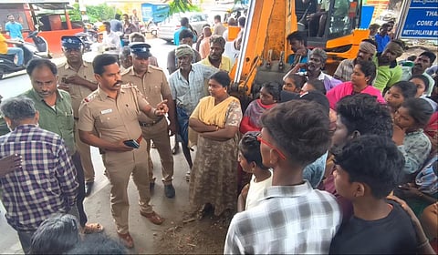 மேட்டுப்பாளையம் அவினாசி சாலையில் போராட்டத்தில் ஈடுபட்ட பொதுமக்களிடம் போலீஸார் பேச்சுவார்த்தை நடத்தினர்.   