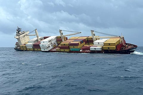 கேரள கடற்கரையில் அபாயகரமான சரக்குகளுடன் மூழ்கிய லைபீரிய கப்பல் - 24 பணியாளர்களும் மீட்பு