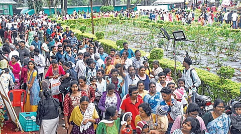 ஏற்​காட்​டில் மலர்க் கண்​காட்​சியை காண நேற்று திரண்​டிருந்த சுற்​றுலாப் பயணி​கள். | படங்கள்: எஸ்​.குரு பிரசாத் |