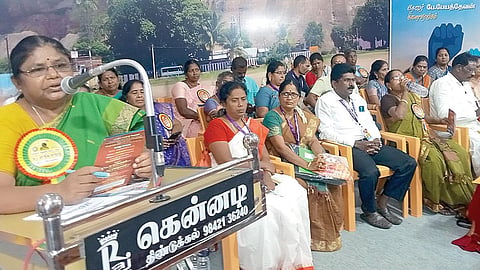 திண்டுக்கல்லில் நேற்று நடைபெற்ற சத்துணவு ஊழியர் சங்க மாநில மாநாட்டில் பேசிய முன்னாள் எம்எல்ஏ பாலபாரதி.