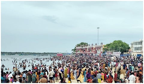 வைகாசி அமாவாசை: ராமேசுவரம் அக்னி தீர்த்த கடலில் ஆயிரக்கணக்கான பக்தர்கள் புனித நீராடல்
