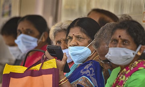 கரோனா, வைரஸ் காய்ச்சல் பரவல்: பொதுமக்கள் கூடும் இடங்களுக்கு கட்டுப்பாடுகள் விதிக்க பொது சுகாதார துறை அறிவுறுத்தல்