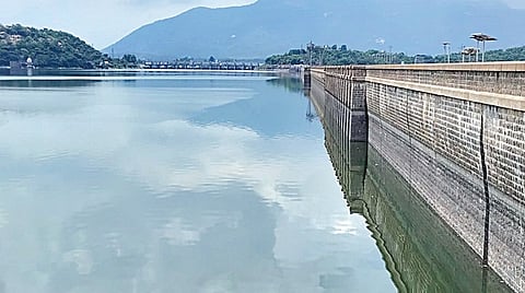 மேட்டூர் அணைக்கு நீர்வரத்து அதிகரித்ததால் அணையின் நீர்மட்டம் 111.73 அடியாக உயர்ந்து, அணையின் நீர் தேக்கப் பகுதி கடல் போல் காட்சியளிக்கிறது.