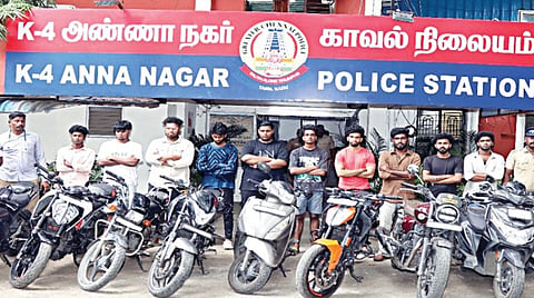 பைக் ரேஸில் ஈடுபட்ட 10 பேர் கைது செய்யப்பட்ட நிலையில், அவர்கள் போட்டிக்கு பயன்படுத்திய வாகனங்கள் பறிமுதல் செய்யப்பட்டன.