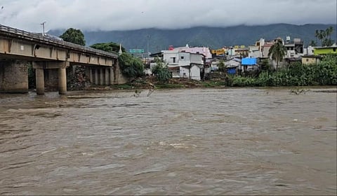 மேட்டுப்பாளையம் பவானி ஆற்றில் கரைபுரண்டு ஓடும் தண்ணீர்