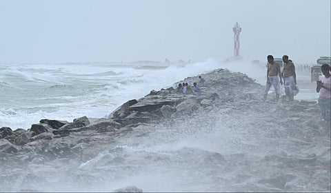 தனுஷ்கோடி கடற்பகுதியில் கடல் சீற்றம் காரணமாக  தேசிய நெடுஞ்சாலை வரை வீசிய அலைகள்  | படங்கள்: எஸ்.பாலச்சந்தர்