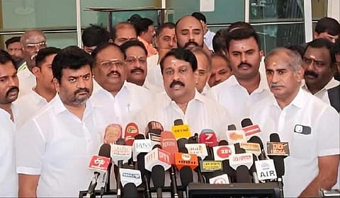 கோவை விமான நிலையத்தில் பாஜக மாநிலத் தலைவர் நயினார் நாகேந்திரன் செய்தியாளர்களைச் சந்தித்தார்