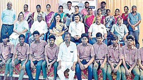 சென்னை, தி.நகரில் உள்ள தக்கர் பாபா வித்யாலயாவில், ஐடிஐ படித்த மாணவர்களுக்கு ப்ளூ ஸ்டார் நிறுவனத்தின் செயல் இயக்குநர் வி.எஸ்.அசோக் ஊக்கத் தொகை வழங்கினார். உடன், ப்ளூ ஸ்டார் சிஎஸ்ஆர் பிரிவு மேலாளர் அனிஷா மஜும்தார், தக்கர்பாபா வித்யாலயா செயலர் பி.மாருதி, உதவி பயிற்சி அலுவலர் ஜி.பஞ்சமூர்த்தி, செயற்குழு உறுப்பினர் சுந்தரவடிவேலு உள்ளிட்டோர்.