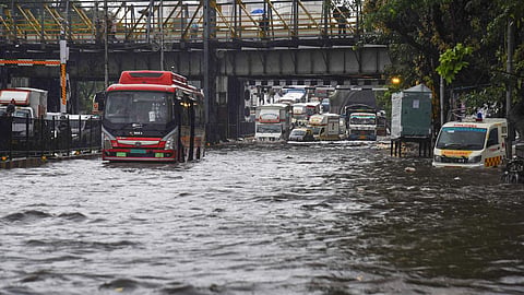 மழை நீரை வெளியேற்ற நடவடிக்கை எடுக்காத ஒப்பந்ததாரர்களுக்கு மும்பை மாநகராட்சி அபராதம்