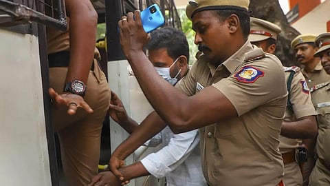 போலீஸ் வாகனத்தில் ஏற்றப்படும் ஞானசேகரன். (மாஸ்க் அணிந்திருப்பவர்)
