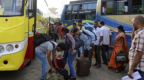 கோடை விடுமுறை முடிந்து மக்கள் ஊர் திரும்பும் நிலையில் ஆம்னி பேருந்துகளில் அதிக கட்டணம் வசூல்: பயணிகள் குற்றச்சாட்டு