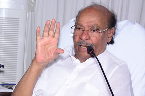 திண்டிவனம் அடுத்த தைலாபுரத்தில் செய்தியாளர்களிடம் பேசிய பாமக நிறுவனர் ராமதாஸ்.