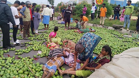 சூளகிரி அருகே லாரி கவிழ்ந்ததில் பெண் உயிரிழப்பு; 12 பேர் படுகாயம்