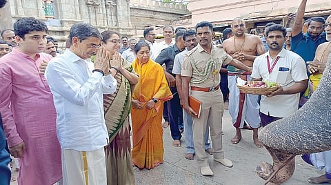 ஸ்ரீரங்கம் ரங்கநாதர் கோயிலில் நேற்று யானை ஆண்டாளிடம்  ஆசி பெற்ற ஆளுநர் ஆர்.என்.ரவி.