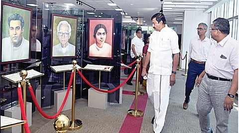 கோட்டூர்புரம் அண்ணா நூற்றாண்டு நூலக கூட்டரங்கில், ‘அறிஞர்கள் அவையம்' திட்டத்தின் பிரத்யேக இலச்சினையை தமிழ் வளர்ச்சி - செய்தித்
துறை அமைச்சர் மு.பெ.சாமிநாதன் அறிமுகப்படுத்தி, தமிழறிஞர்கள், எழுத்தாளர்களின் சாதனைகளை போற்றும் கண்காட்சியை பார்வை
யிட்டார். உடன் தமிழ் வளர்ச்சித்துறை இயக்குநர் ந.அருள், உலக தமிழாராய்ச்சி நிறுவனத்தின் தலைவர் ஆர்.பாலகிருஷ்ணன், தமிழ் வளர்ச்சி மற்றும் செய்தித்துறை செயலர் வே.ராஜாராமன். | படம்: ம.பிரபு |