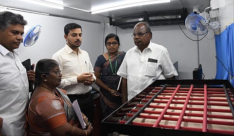 கோவையில் நடமாடும் மண் பரிசோதனை நிலைய வாகனத்தை ஆட்சியர் பவன்குமார் க.கிரியப்பனவர் தொடங்கி வைத்தார் | படம்: ஜெ.மனோகரன்