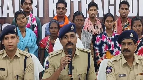 தெலங்கானா மாநிலத்தில் 17 நக்சலைட்கள் சரண்