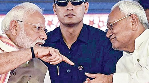 பிஹாரின் ரோடாஸ் மாவட்டத்தில் நேற்று நடைபெற்ற பொதுக்கூட்டத்தில் பிரதமர் மோடியுடன் முதல்வர் நிதிஷ்குமார் பங்கேற்றார்.  | படம்:பிடிஐ |