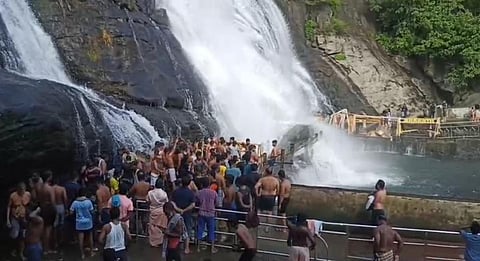 ஒரு வாரத்துக்கு பிறகு குற்றாலம் அருவிகளில் குளிக்க அனுமதி: சுற்றுலா பயணிகள் மகிழ்ச்சி