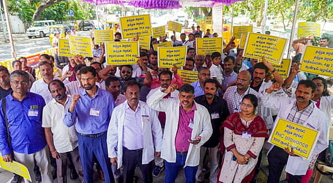 மருத்துவர்கள் நியமனம் கோரி சென்னையில் 200-க்கும் மேற்பட்ட அரசு மருத்துவர்கள் ஆர்ப்பாட்டம்
