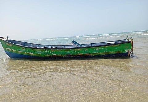 மன்னார் கடற்கரையில் கரை ஒதுங்கிய தமிழக நாட்டுப்படகு