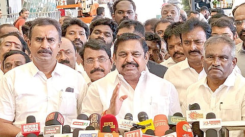 கோவை விமான நிலையத்தில் செய்தியாளர்களுக்கு நேற்று பேட்டியளித்த அதிமுக பொதுச் செயலாளர் பழனிசாமி.