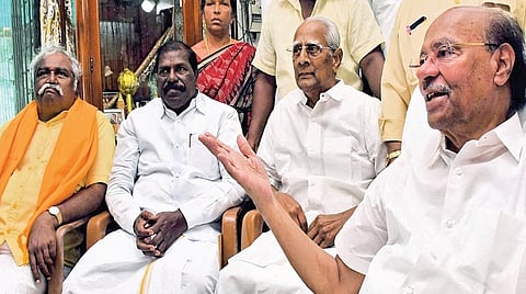 திண்டிவனம் அடுத்த தைலாபுரத்தில் செய்தியாளர்களுக்கு நேற்று பேட்டியளித்த பாமக நிறுவனர் ராமதாஸ். உடன், கவுரவத் தலைவர் ஜி.கே.மணி உள்ளிட்டோர். | படம்: எம்.சாம்ராஜ் |