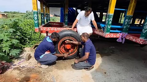 கொல்கத்தா இஸ்கான் கோயிலின் ஜெகந்நாதர் ரதத்தில் சுகோய் போர் விமான சக்கரம்