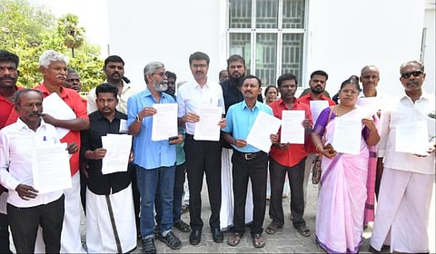 மதுரையில் நடைபெறவுள்ள முருக பக்தர்கள் மாநாட்டுக்கு தடை விதிக்கக் கோரி மத நல்லிணக்க மக்கள் கூட்டமைப்பு சார்பில் மாவட்ட ஆட்சியரிடம் மனு அளிக்கப்பட்டது. | படம்: எஸ்.கிருஷ்ணமூர்த்தி  