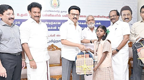 சென்னை திருவல்லிக்கேணி லேடி வெலிங்டன் அரசு மாதிரி பெண்கள் மேல்நிலைப் பள்ளியில், புதிய பாட நூல்களை மாணவர்களுக்கு முதல்வர் மு.க.ஸ்டாலின் நேற்று வழங்கினார். உடன் அமைச்சர்கள் அன்பில் மகேஸ், சேகர்பாபு, மேயர் ஆர்.பிரியா, தயாநிதி மாறன் எம்.பி, பாடநூல் கழகத் தலைவர் ஐ.லியோனி, பள்ளிக்கல்வித் துறை செயலர் சந்திரமோகன், பாடநூல், கல்வியியல் பணிகள் மேலாண்மை இயக்குநர் பொ.சங்கர் உள்ளிட்டோர்.