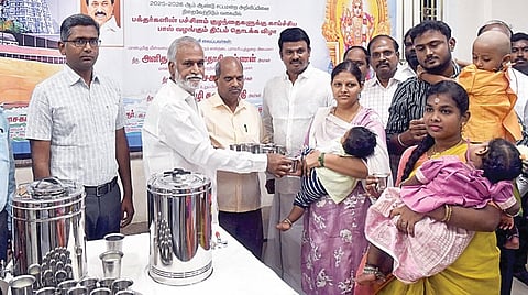 திருச்செந்தூர் சுப்பிரமணிய சுவாமி கோயிலில் பக்தர்களின் பச்சிளம் குழந்தை
களுக்கு காய்ச்சிய பால் வழங்கும் திட்டத்தை அமைச்சர் பி.கே.சேகர்பாபு தொடங்கி வைத்தார்.