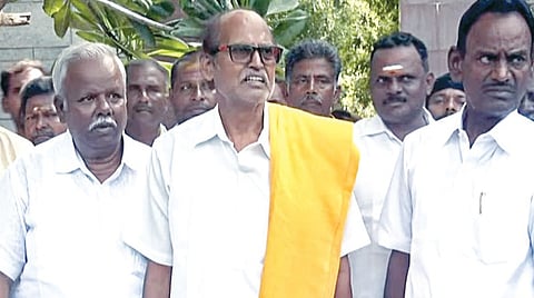 தைலாபுரத்தில் செய்தியாளர்களைச் சந்தித்த பேராசிரியர் தீரன்.