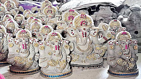 வெளிநாடுகளுக்கு ஏற்றுமதி செய்ய தயாரான களிமண் விநாயகர் சிலைகள்.